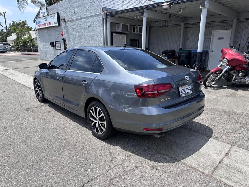 Volkswagen Jetta Vehicle Full-screen Gallery Image 3