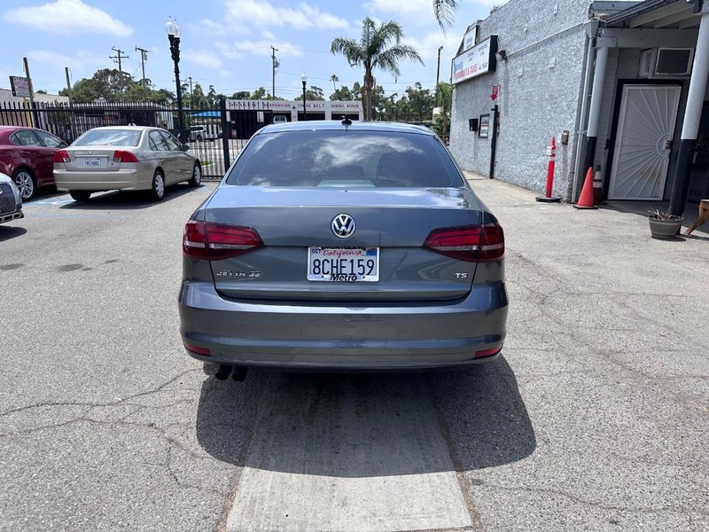 Volkswagen Jetta Vehicle Full-screen Gallery Image 4