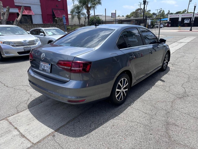 Volkswagen Jetta Vehicle Full-screen Gallery Image 5