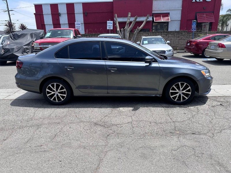 Volkswagen Jetta Vehicle Full-screen Gallery Image 6