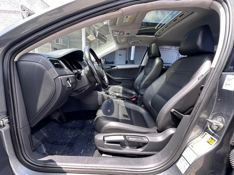 Volkswagen Jetta Vehicle Full-screen Gallery Image 10