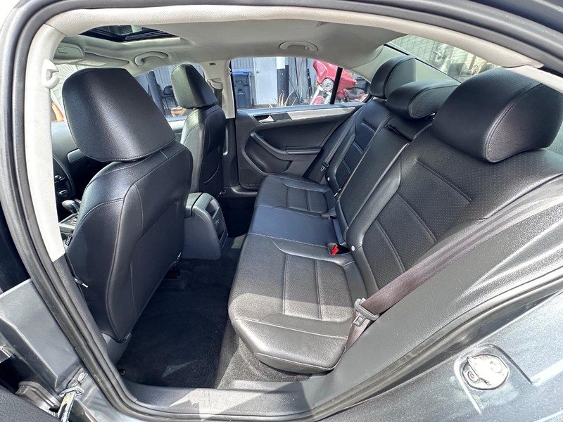 Volkswagen Jetta Vehicle Full-screen Gallery Image 11