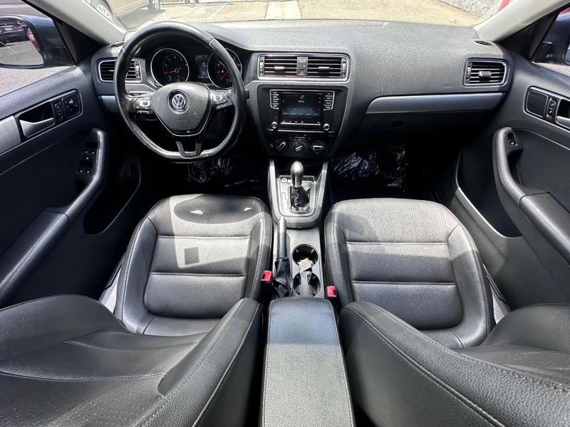 Volkswagen Jetta Vehicle Full-screen Gallery Image 13