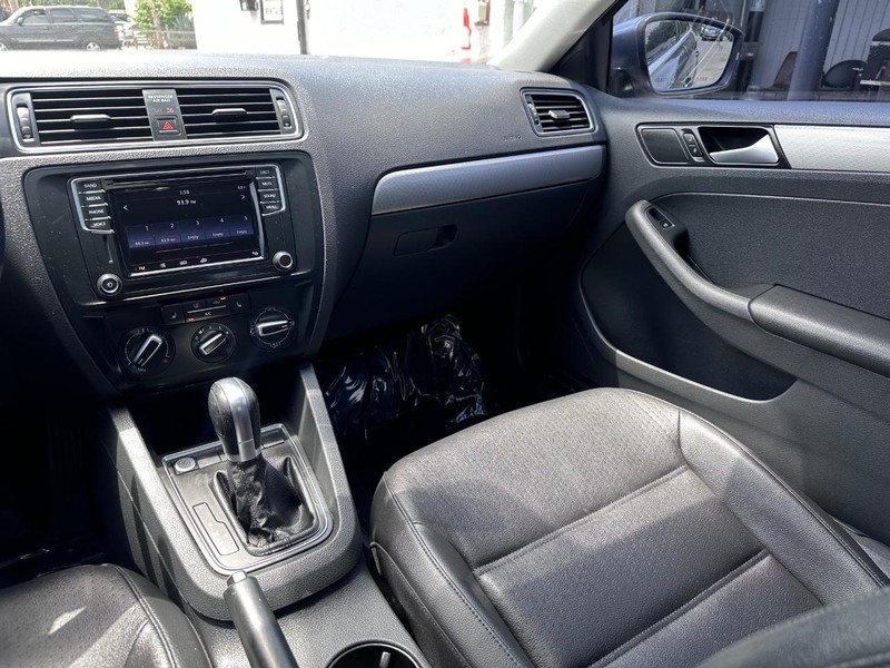Volkswagen Jetta Vehicle Full-screen Gallery Image 15