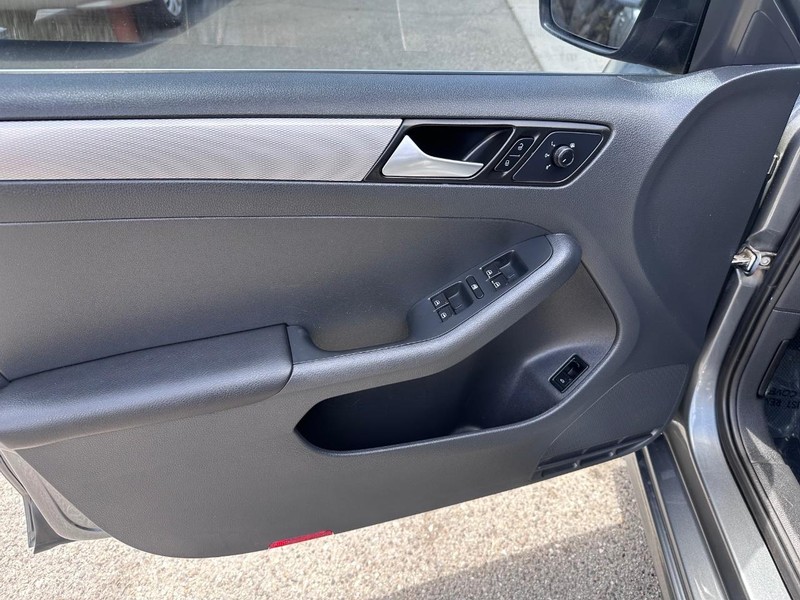 Volkswagen Jetta Vehicle Full-screen Gallery Image 16