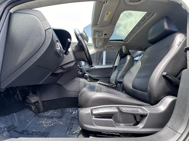 Volkswagen Jetta Vehicle Full-screen Gallery Image 17