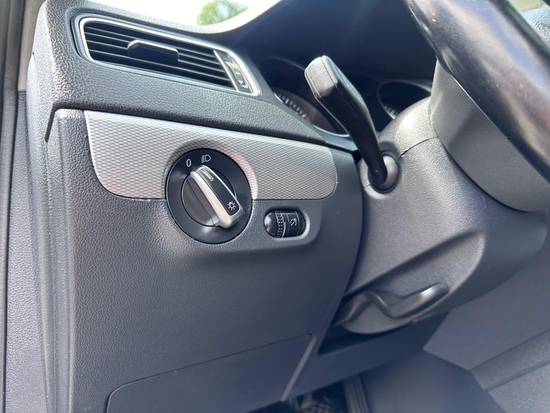 Volkswagen Jetta Vehicle Full-screen Gallery Image 18