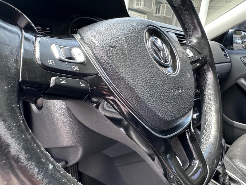 Volkswagen Jetta Vehicle Full-screen Gallery Image 19