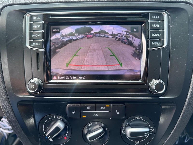 Volkswagen Jetta Vehicle Full-screen Gallery Image 20