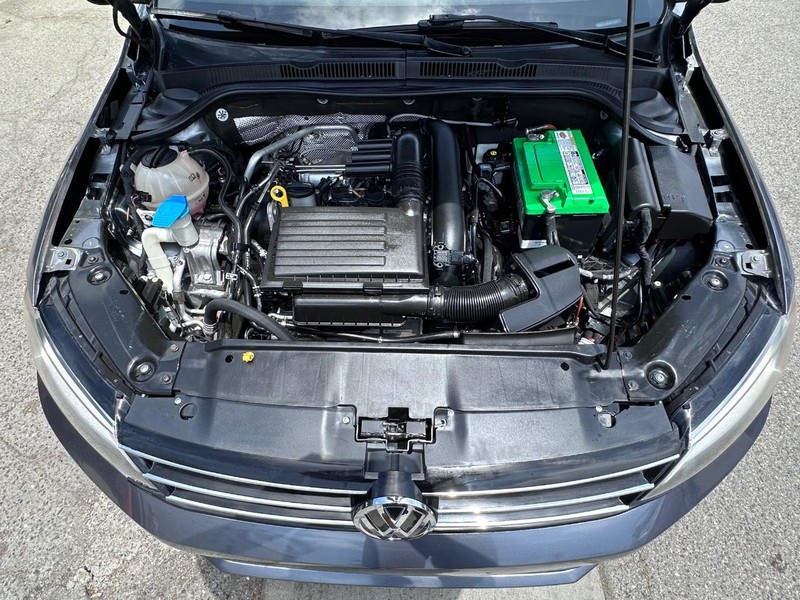 Volkswagen Jetta Vehicle Full-screen Gallery Image 23