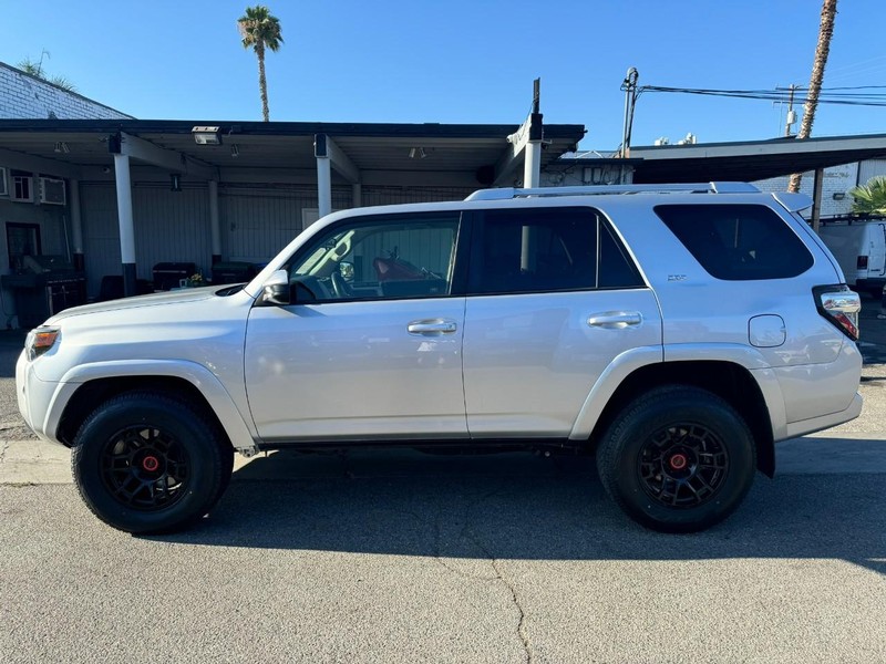 Toyota 4Runner Vehicle Full-screen Gallery Image 2