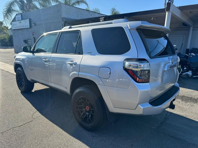 Toyota 4Runner Vehicle Full-screen Gallery Image 3