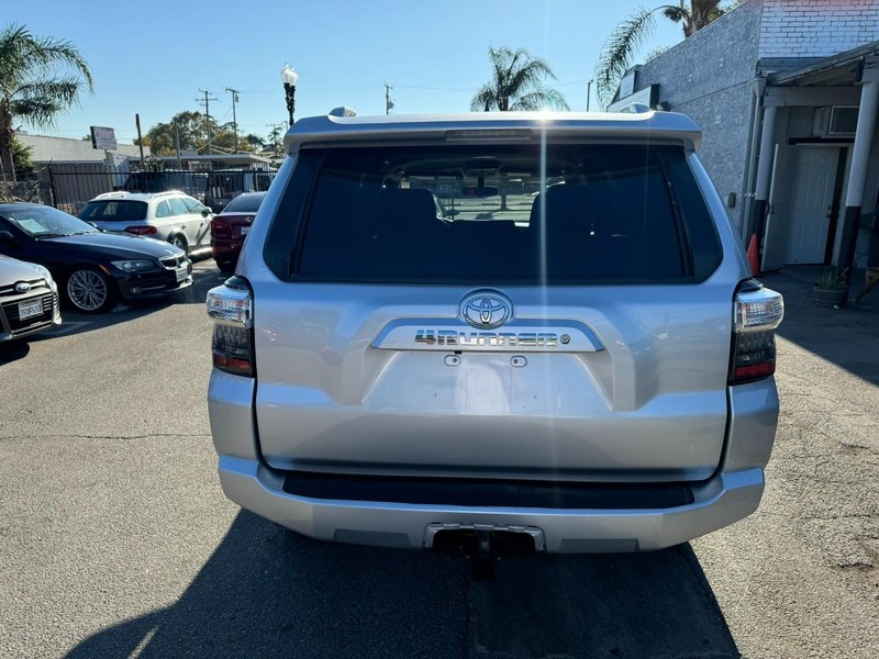 Toyota 4Runner Vehicle Full-screen Gallery Image 4