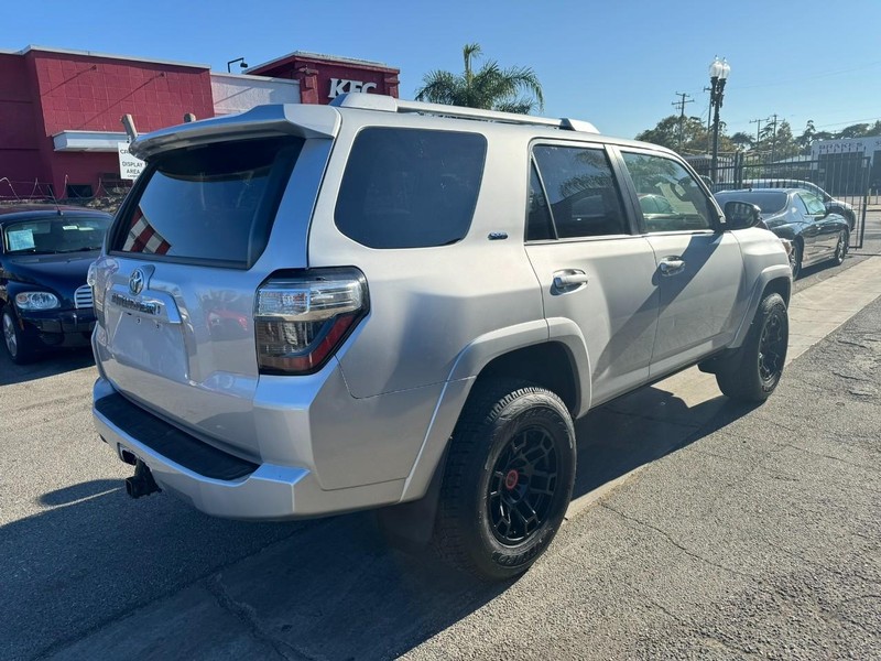 Toyota 4Runner Vehicle Full-screen Gallery Image 5