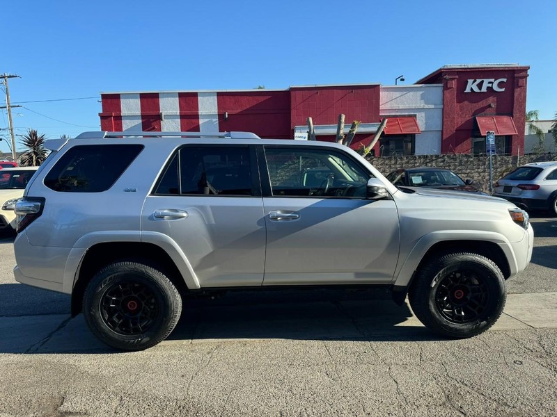 Toyota 4Runner Vehicle Full-screen Gallery Image 6