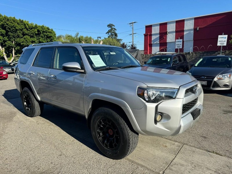 Toyota 4Runner Vehicle Full-screen Gallery Image 7