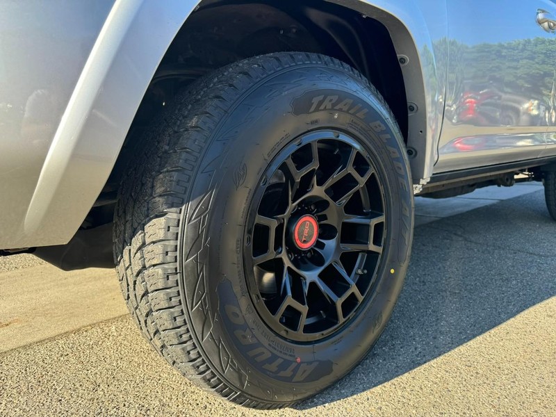 Toyota 4Runner Vehicle Full-screen Gallery Image 8