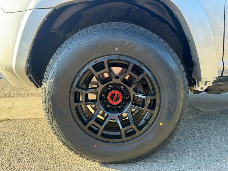 Toyota 4Runner Vehicle Full-screen Gallery Image 10
