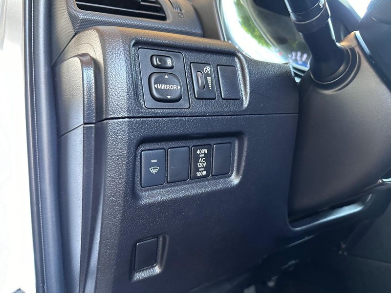 Toyota 4Runner Vehicle Full-screen Gallery Image 11