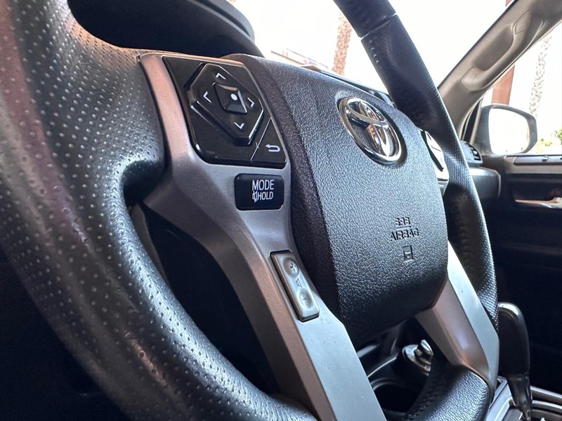 Toyota 4Runner Vehicle Full-screen Gallery Image 12
