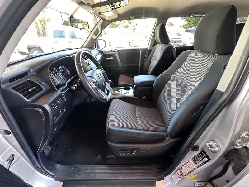 Toyota 4Runner Vehicle Full-screen Gallery Image 13