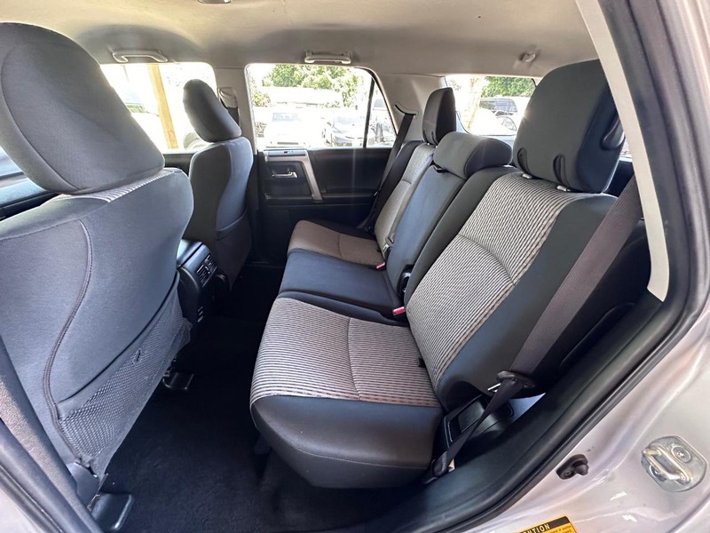 Toyota 4Runner Vehicle Full-screen Gallery Image 14