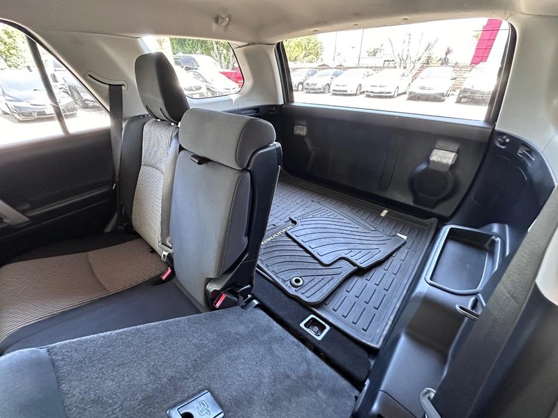 Toyota 4Runner Vehicle Full-screen Gallery Image 15