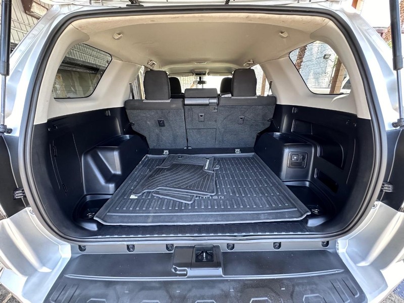 Toyota 4Runner Vehicle Full-screen Gallery Image 16