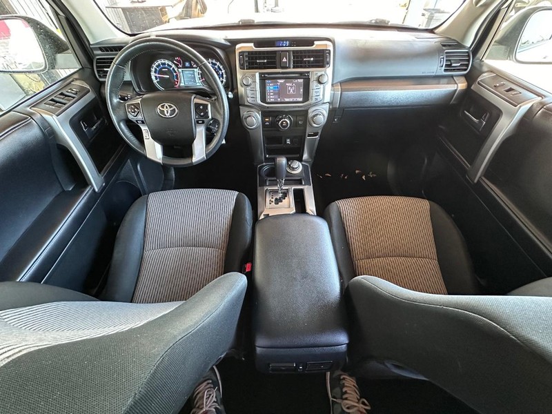 Toyota 4Runner Vehicle Full-screen Gallery Image 17