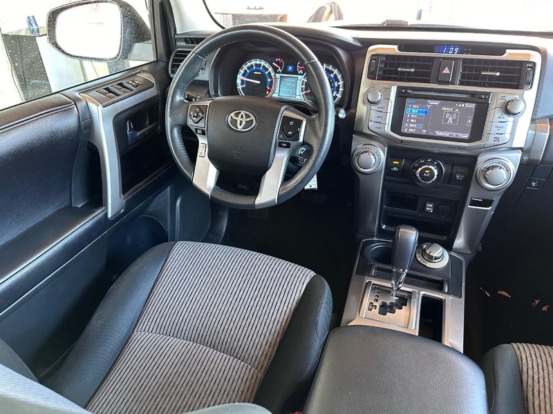 Toyota 4Runner Vehicle Full-screen Gallery Image 18