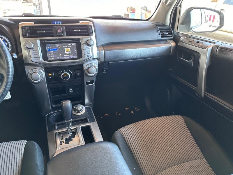 Toyota 4Runner Vehicle Full-screen Gallery Image 19