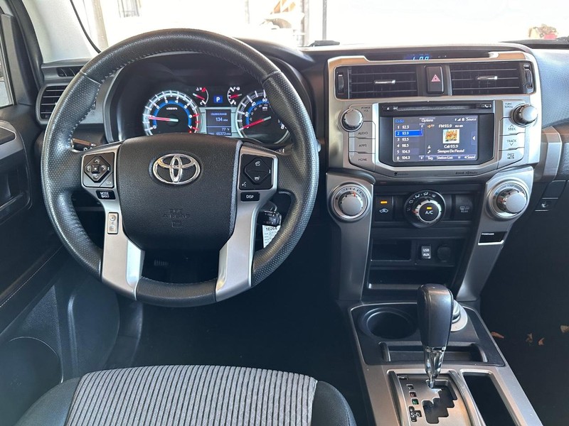 Toyota 4Runner Vehicle Full-screen Gallery Image 20