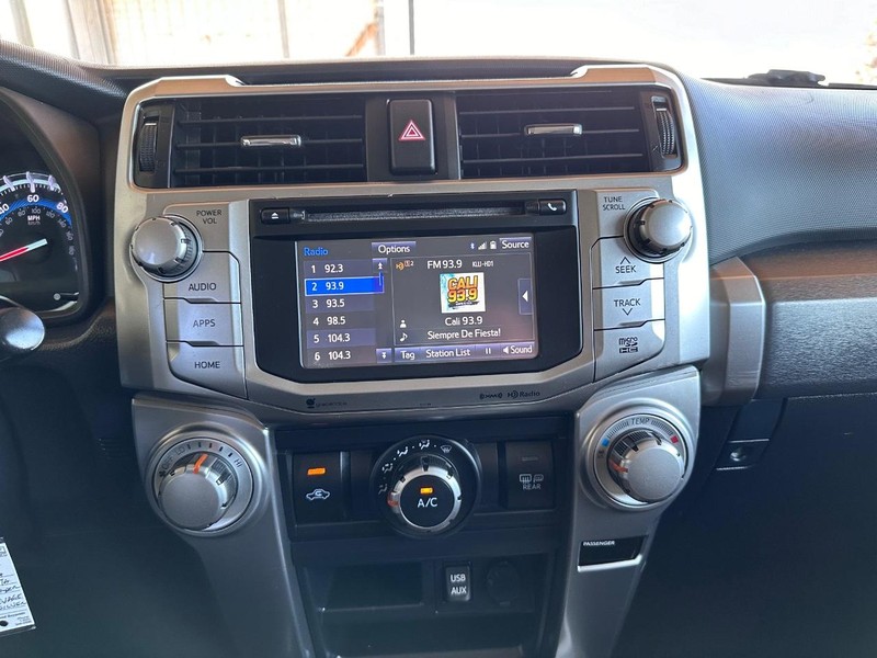 Toyota 4Runner Vehicle Full-screen Gallery Image 22