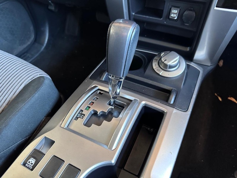 Toyota 4Runner Vehicle Full-screen Gallery Image 23