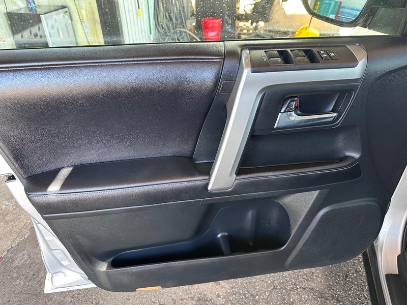 Toyota 4Runner Vehicle Full-screen Gallery Image 24