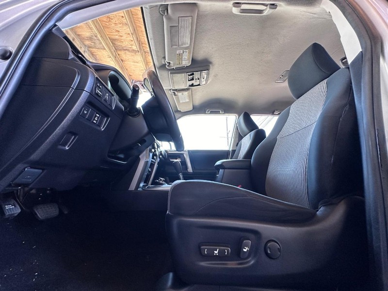 Toyota 4Runner Vehicle Full-screen Gallery Image 25