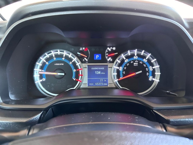 Toyota 4Runner Vehicle Full-screen Gallery Image 27