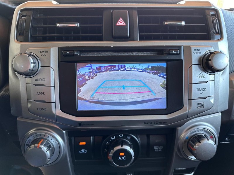 Toyota 4Runner Vehicle Full-screen Gallery Image 28