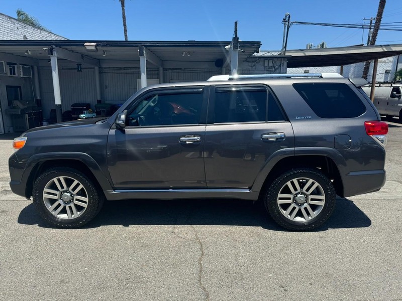 Toyota 4Runner Vehicle Full-screen Gallery Image 2