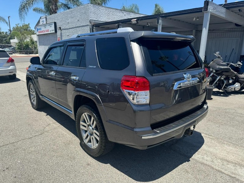 Toyota 4Runner Vehicle Full-screen Gallery Image 3