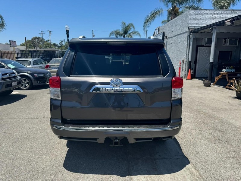 Toyota 4Runner Vehicle Full-screen Gallery Image 4