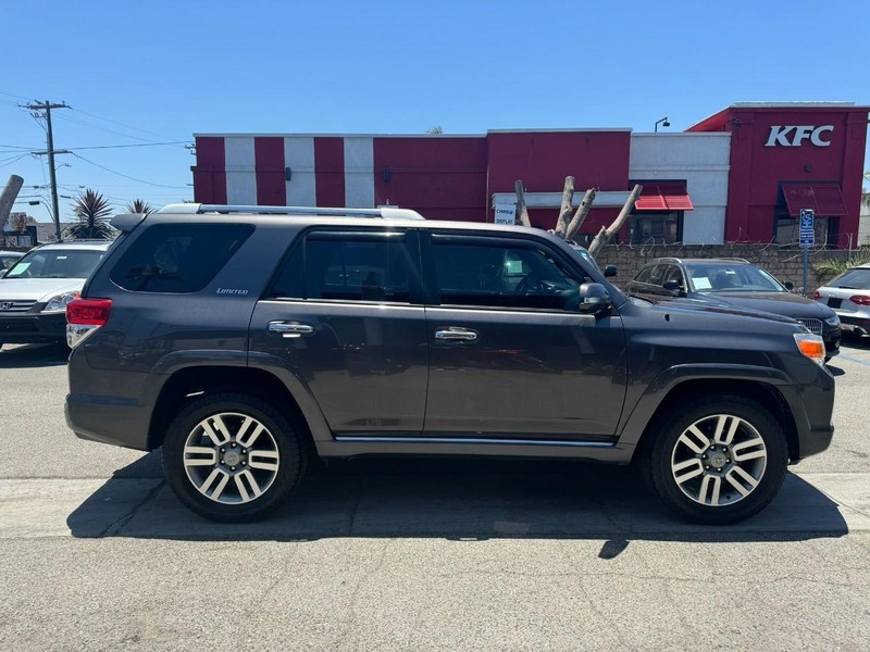 Toyota 4Runner Vehicle Full-screen Gallery Image 6