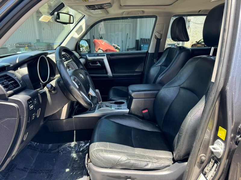 Toyota 4Runner Vehicle Full-screen Gallery Image 10