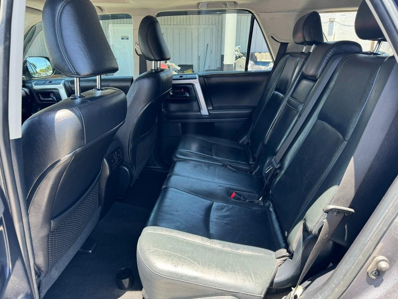 Toyota 4Runner Vehicle Full-screen Gallery Image 11