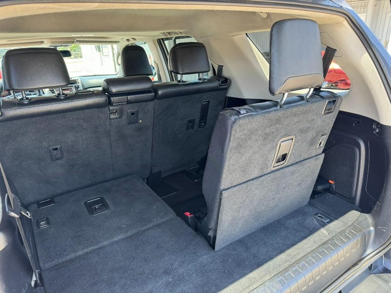 Toyota 4Runner Vehicle Full-screen Gallery Image 12
