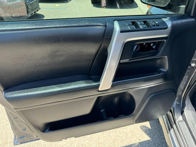 Toyota 4Runner Vehicle Full-screen Gallery Image 13