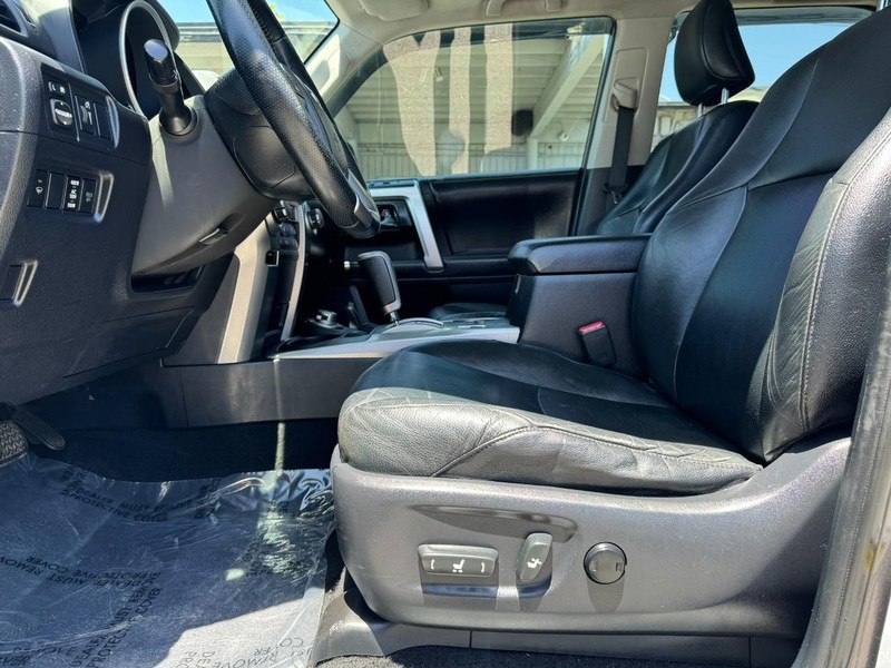 Toyota 4Runner Vehicle Full-screen Gallery Image 14