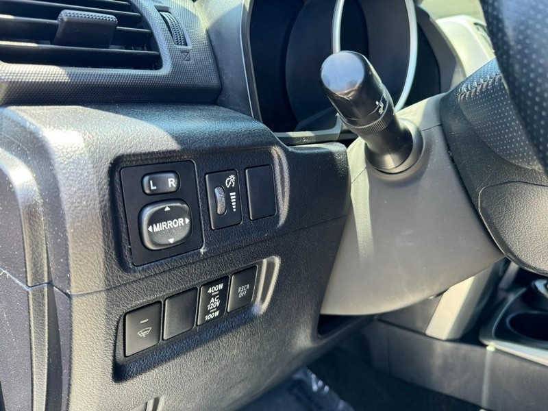 Toyota 4Runner Vehicle Full-screen Gallery Image 15