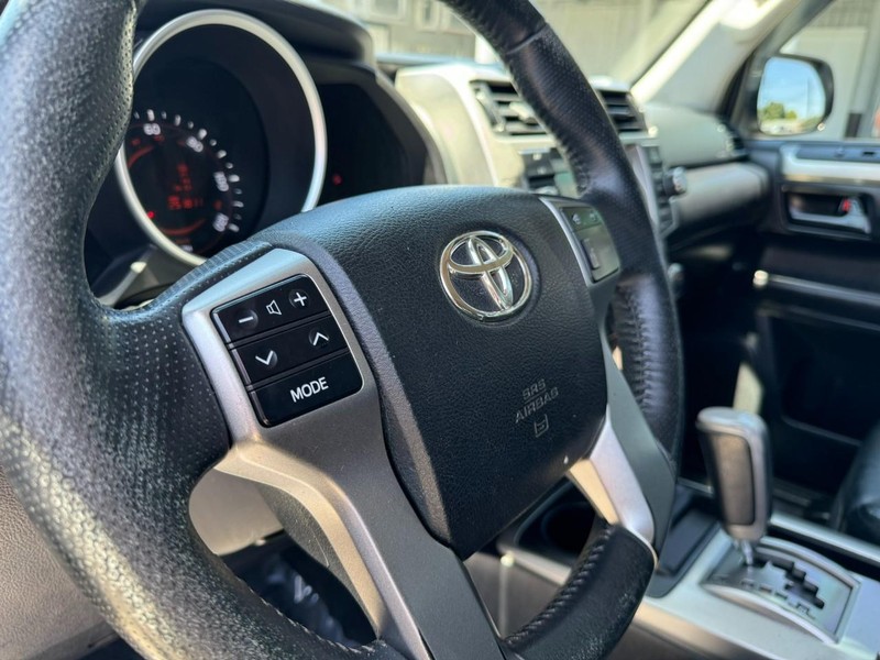 Toyota 4Runner Vehicle Full-screen Gallery Image 16