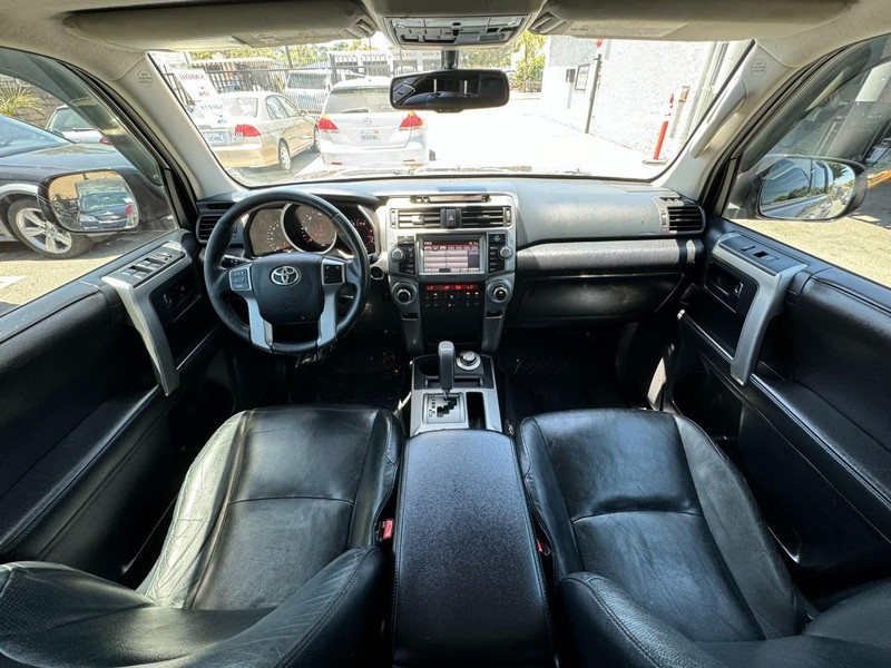 Toyota 4Runner Vehicle Full-screen Gallery Image 17